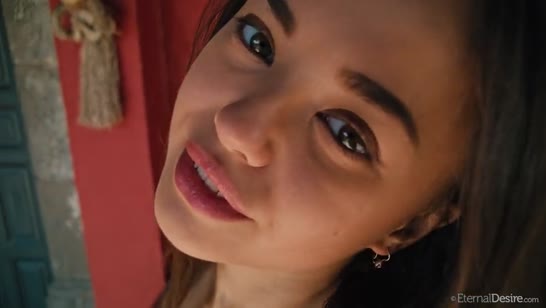 Симпатичная азиатка решила продемонстрировать фигуру